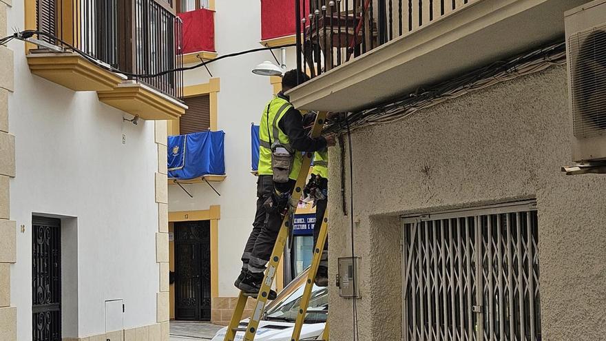 Los vecinos del casco histórico de Lorca reclaman soluciones para los cables de las fachadas