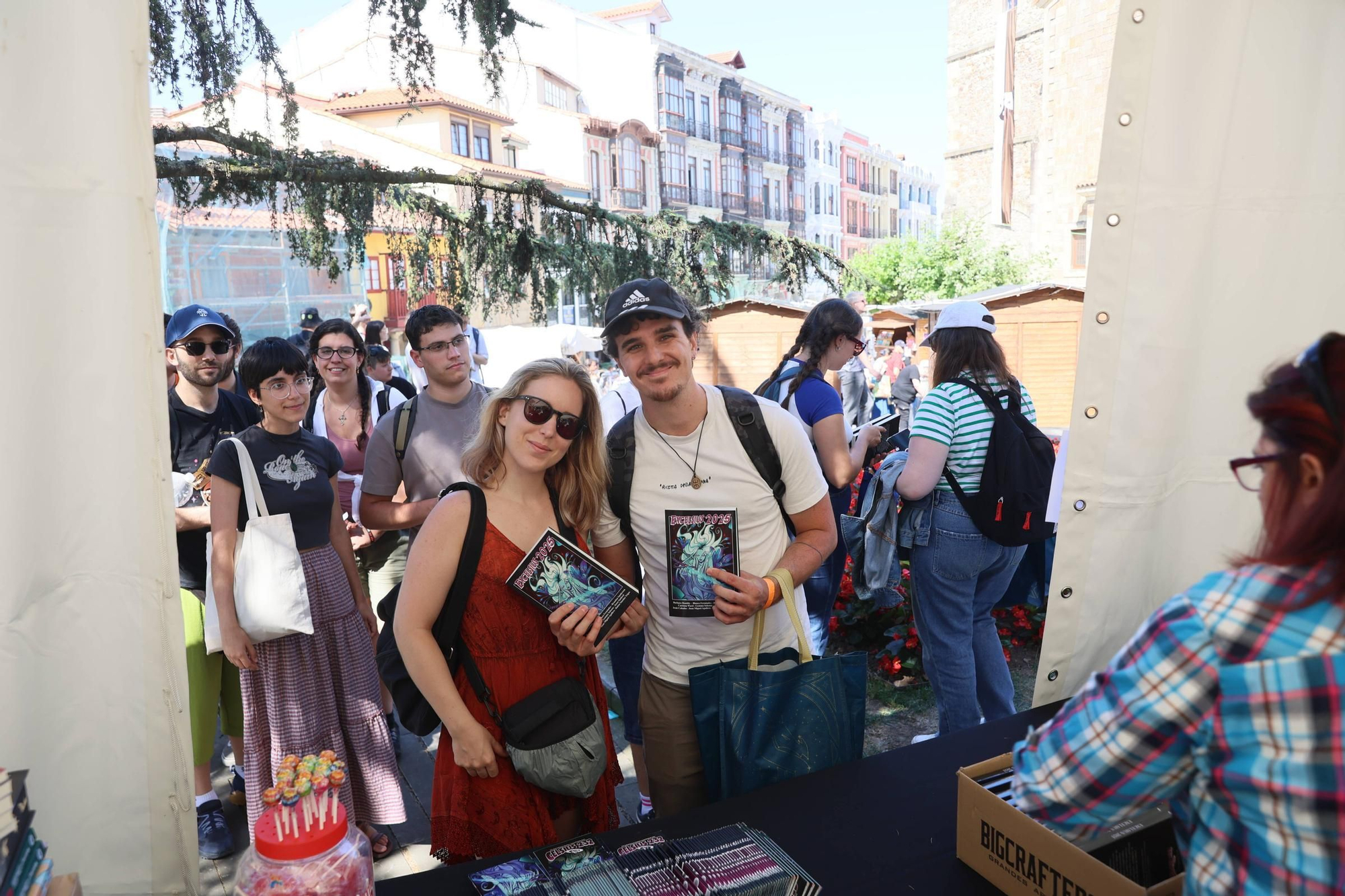 EN IMÁGENES: La "Sanderson-manía" no cesa en Avilés: miles de seguidores abordan a la estrella del Celsius