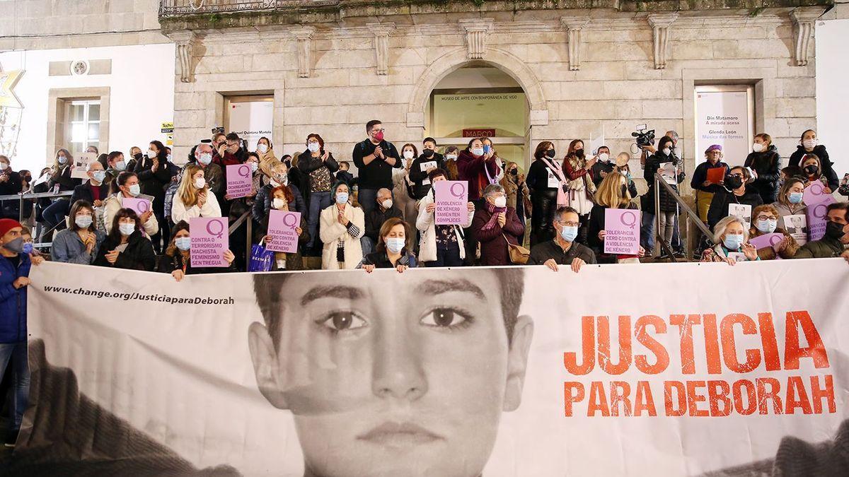 Asistentes a la concentración de ayer en el MARCO.