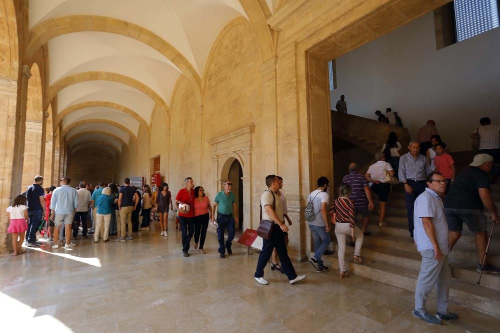 Instante de las visitas guiadas a San Miguel de los Reyes en el día del Pilar.