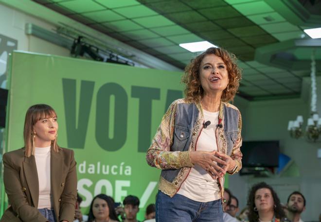 Montero apela en Jaén a un voto de castigo con la ex consejera de Sanidad: "Va primera en las listas la responsable de los fallos del cribado"