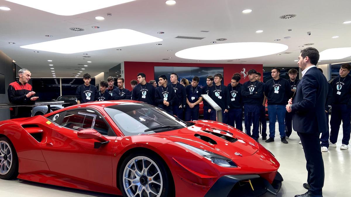 Los alumnos de UNIVERSAE, además de realizar prácticas, visitan talleres y concesionarios, como el de Ferrari.