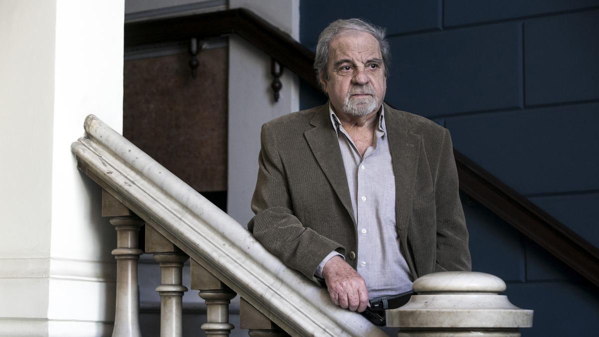 El escritor Juan Marsé  en la entrada del restaurante de la Gran Via