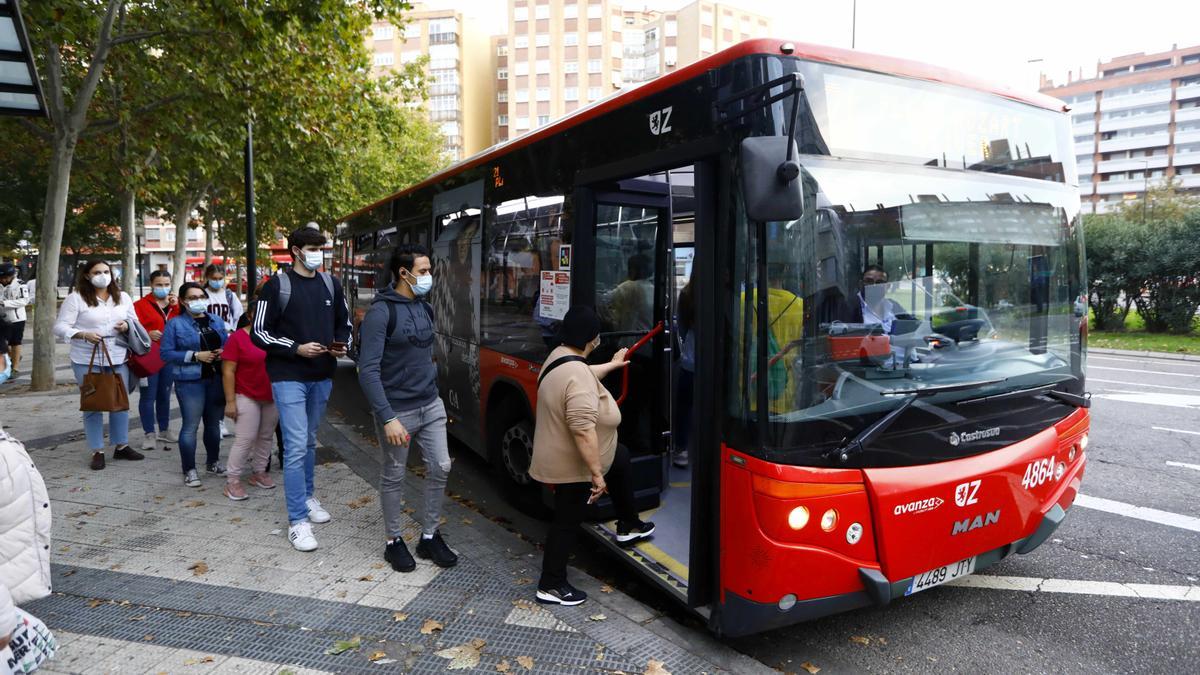 Usuarios del bus acceden al vehículo en la plaza Mozart de Zaragoza.