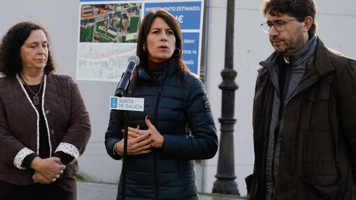 La conselleira, con la delegada territorial y el alcalde de Arteixo, en Vilarrodís.