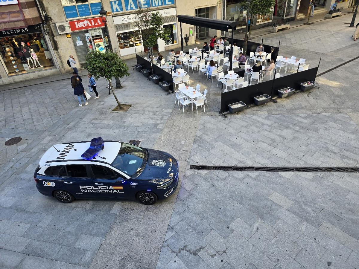 Un coche patrulla de la Policía Nacional de Vilagarcía en el centro de la ciudad.