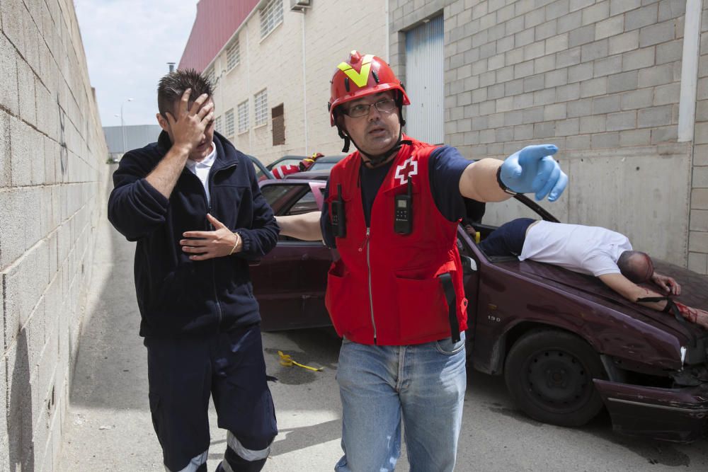 Cincuenta alumnos de Cruz Roja participan en un simulacro de accidente de tráfico