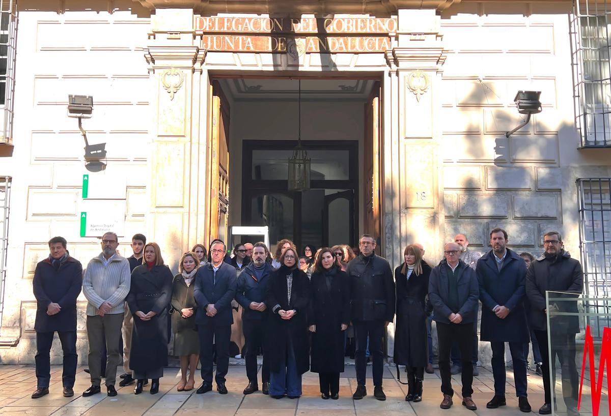 Minuto de silencio ante la Delegación del Gobierno de la Junta de Andalucía en Málaga.