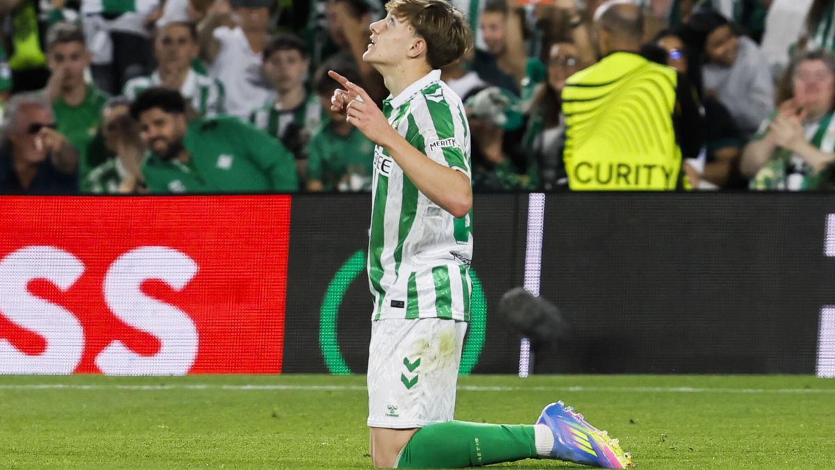Jesús Rodríguez celebra tras anotar el segundo gol en la ida del Betis - Jagiellonia de cuartos de Conference League en el Villamarín.