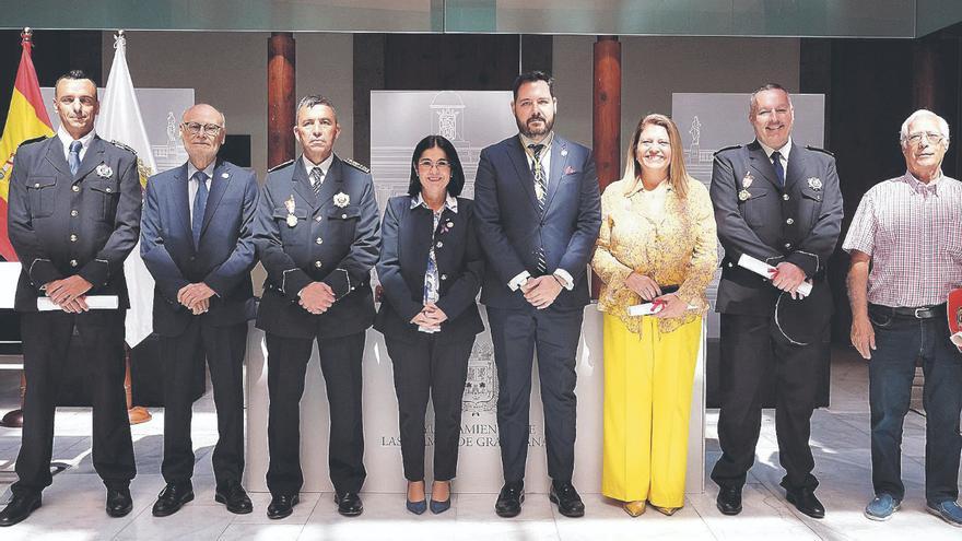 Los bomberos de Las Palmas de Gran Canaria reconocen a sus compañeros en medio de protestas