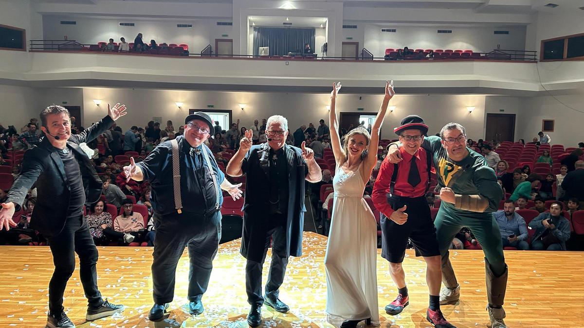 El destacado plantel de magos que ha actuado en la gala final, en la Cámara de Comercio de Castellón, este domingo, ha hecho las delicias del público. De izquierda a derecha: Kiko del Show, Kayto, Màgic Andreu, la ganadora del concurso Liuba, Mago Pinchito y O Mago Paco.