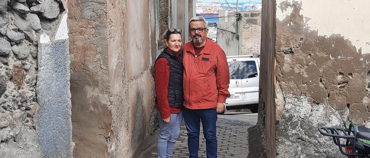 Mercedes Peña y Bernardo Rodríguez en la parte trasera de su casa, justo en el tramo de 10 metros que queda para cerrar el anillo de San Nicolás
