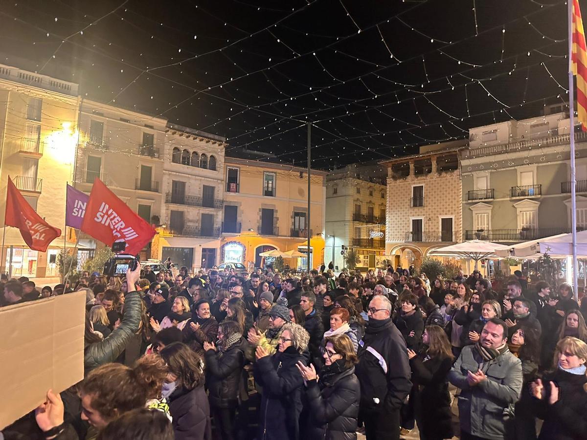 Mig miler de persones omplen la plaça per reclamar calefacció