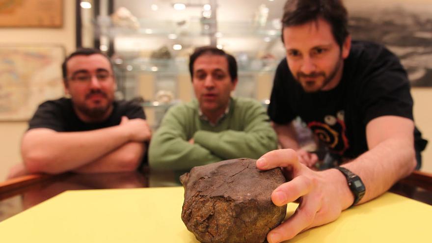 Álvaro Rubio, Luis Rodríguez Terente y Víctor Cardenes con un fragmento del meteorito caído en Cangas de Onís en 1866. un fragmento del meteorito caído en Cangas de Onís en 1866.