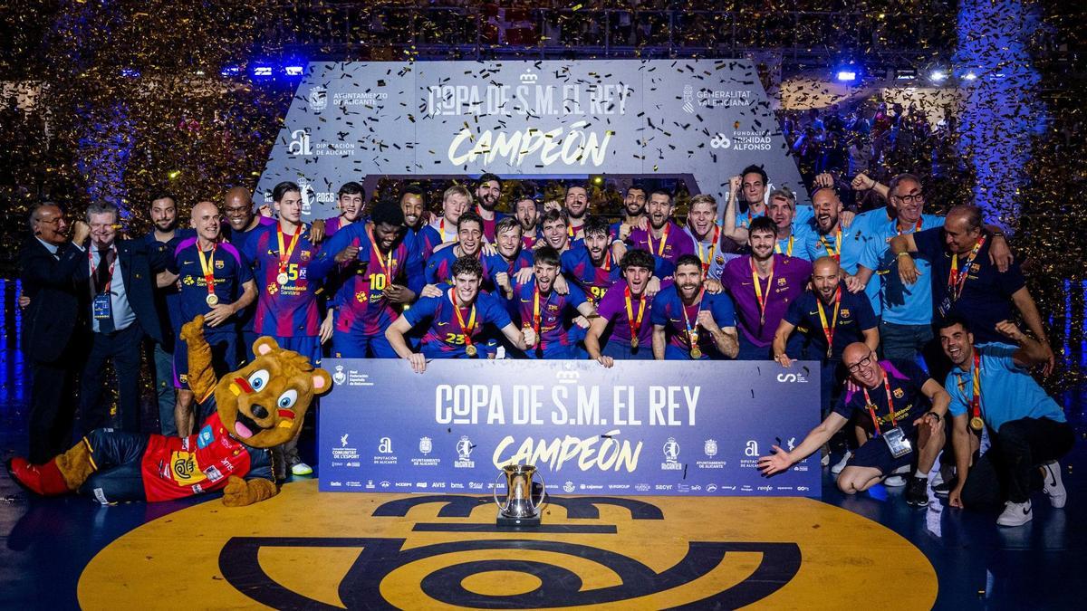 La plantilla azulgrana posa el trofeo de la Copa del Rey.