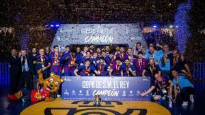 La plantilla azulgrana posa el trofeo de la Copa del Rey.