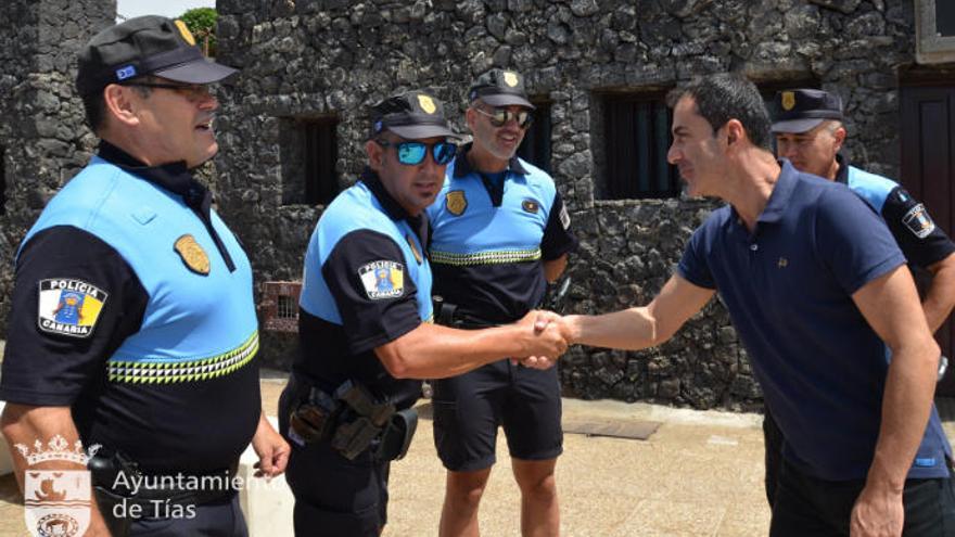 La Policía Local de Tías detiene a un individuo junto al cementerio con orden de ingreso en prisión