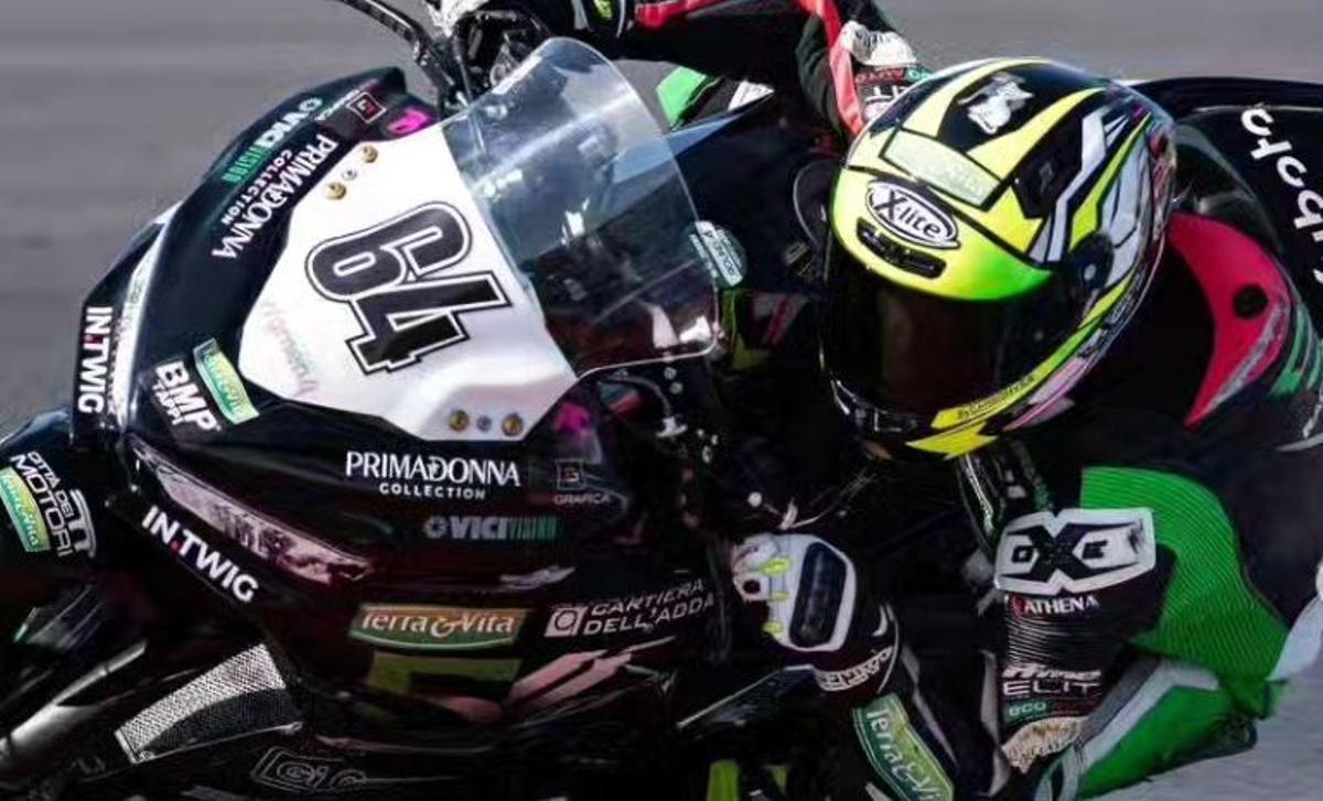 Sara Sánchez, una de las pilotos españolas durante una carrera en Missano.