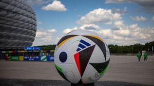 Un balón en los alrededores del Allianz Arena, sede oficial de la Eurocopa 2024