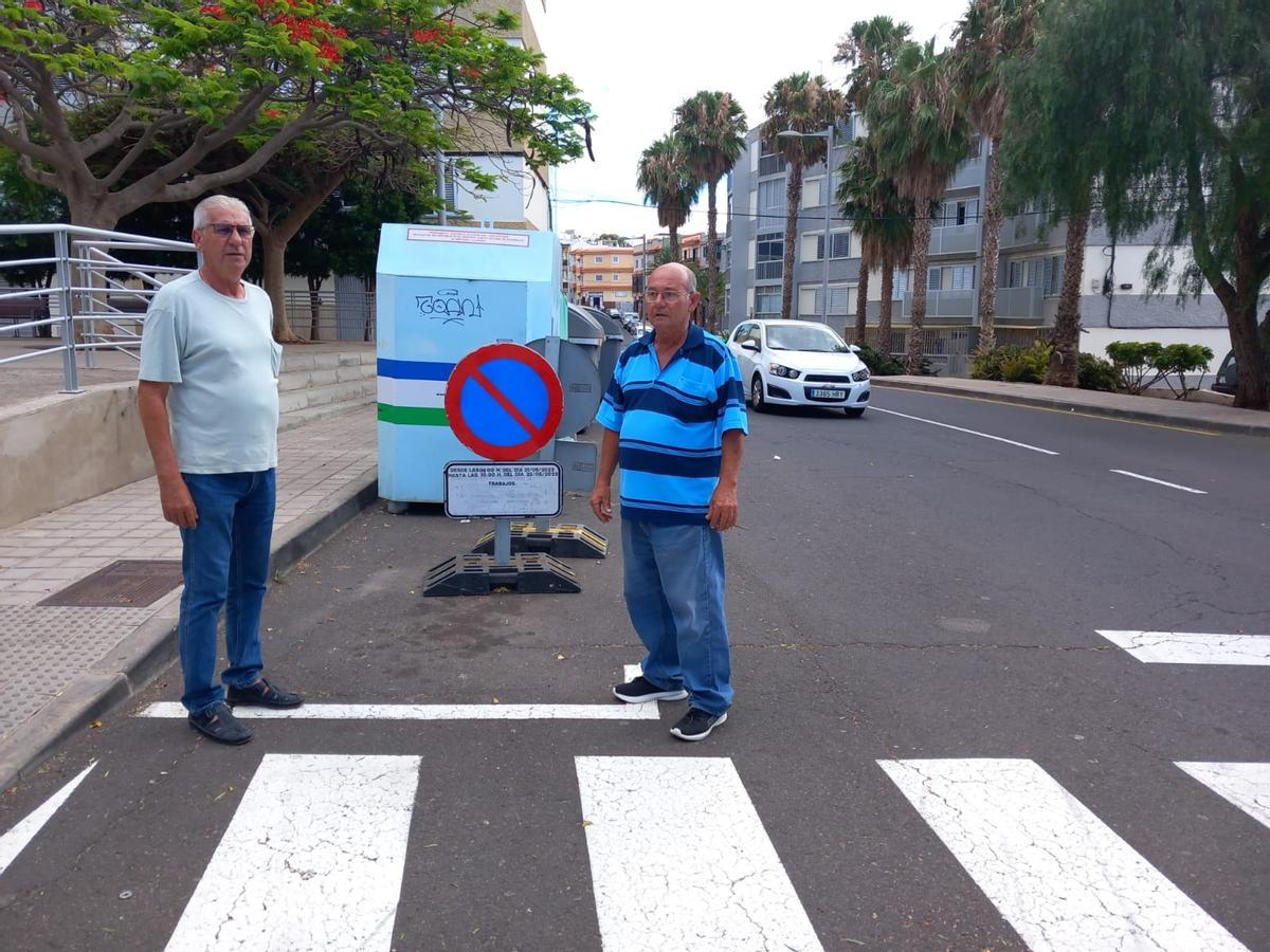 RamónSantiago –derecha– y Rafael Hernández, presidente y secretario de la asociación Ciudad Satélite.