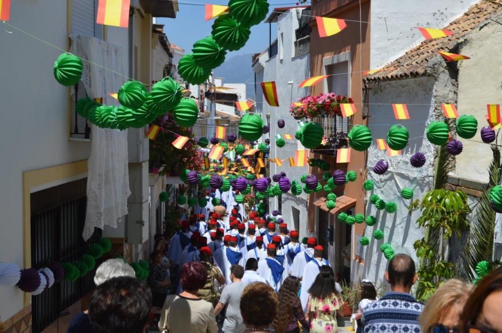 El Cristo del Perdón y de la Vera Cruz ha recorrido las calles, decoradas con cruces florales, macetas, enseres y banderillas de colores, acompañado de cientos de fieles