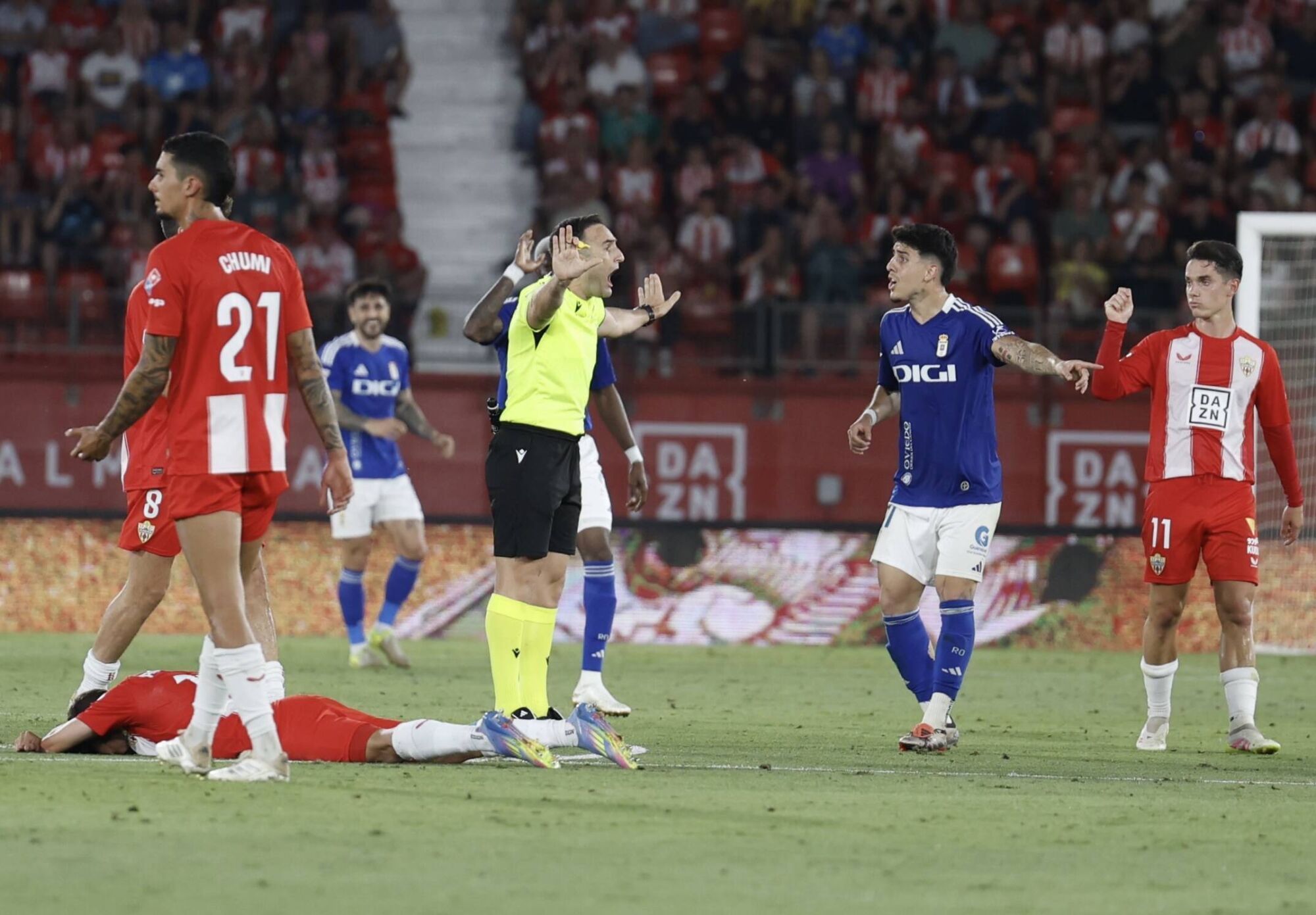 Así fue el primer partido del play-off entre el Almería y el Real Oviedo 
