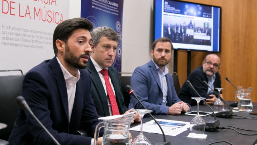 Antonio Méndez, en primer término, junto a los responsables del Festival de Música