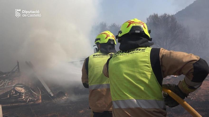 Vídeo: Así trabajan los bomberos en Artana y Eslida contra el incendio de la Vall d’Uixó