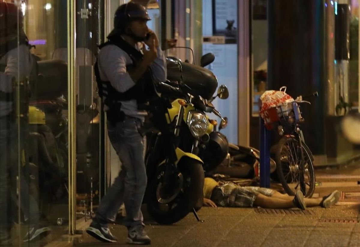 Cadàver d’una persona a terra, després de l’atropellament a Niça.