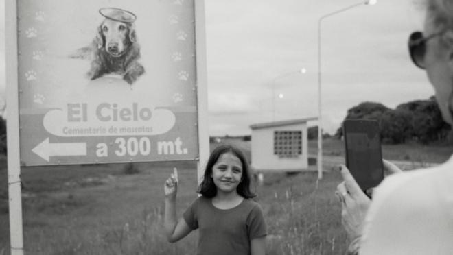 Una película tan áspera como entrañable, extraña y divertida, sobre una niña que tiene el don de comunicarse con las mascotas muertas