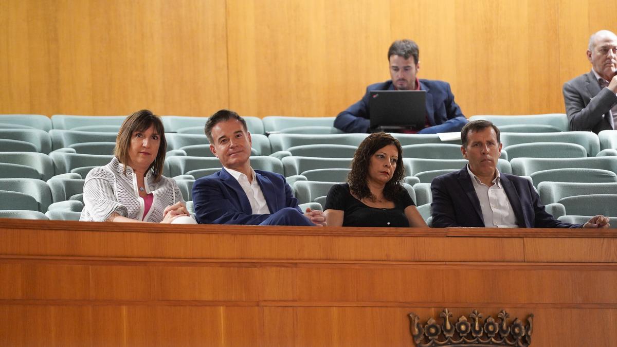 Lola Ranera, Víctor Serrano y dos miembros de Ciudadanos, este viernes en la tribuna de invitados de las Cortes.
