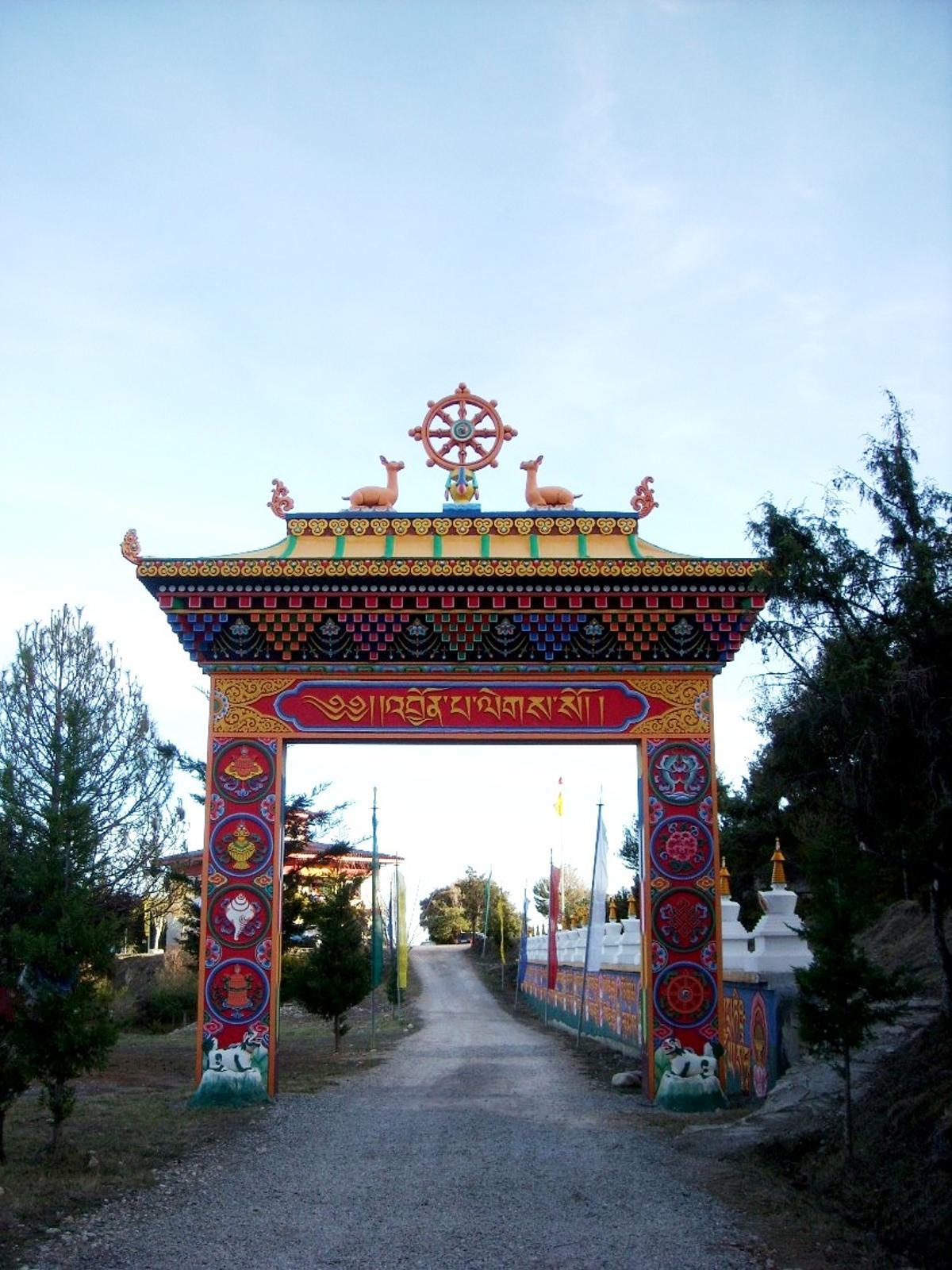 La entrada al templo budista de Panillo