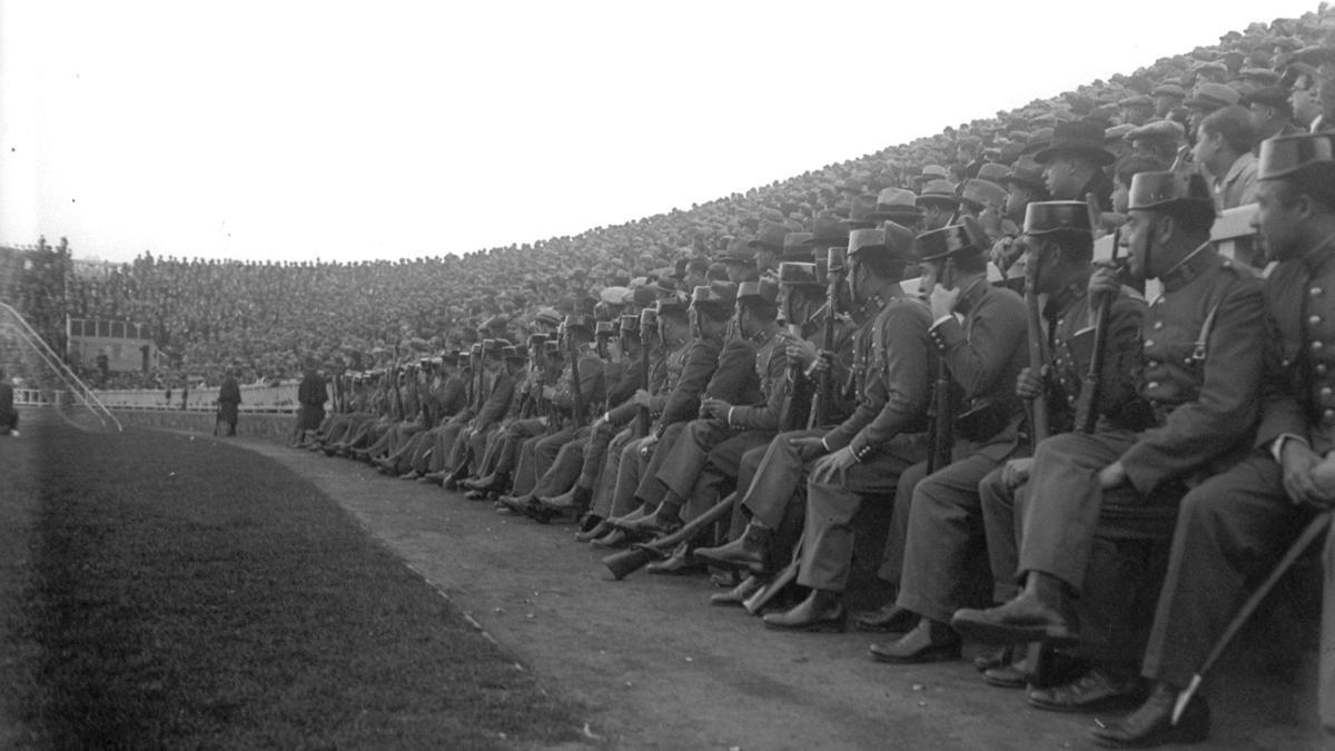 Miembros de la Guardia Civil en el campo de Les Corts durante un Barça-Espanyol en 1925