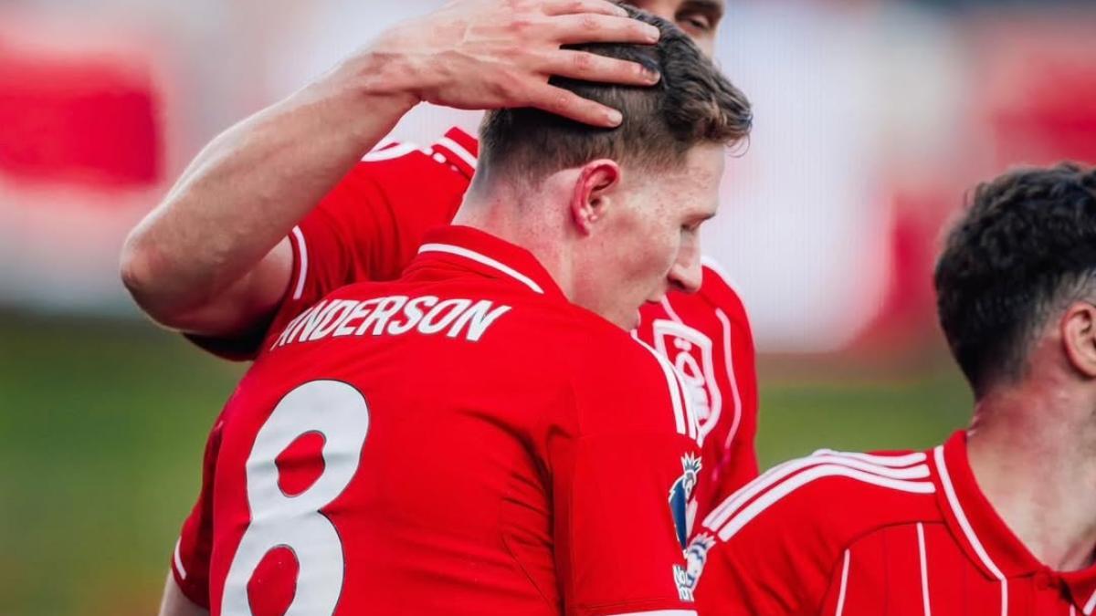 Elliot Anderson celebra un tanto en la Premier League