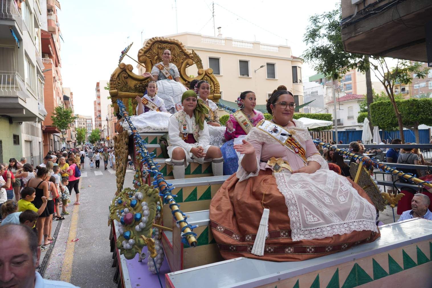 El Grau da inicio a las fiestas de Sant Pere con pólvora, bous y música