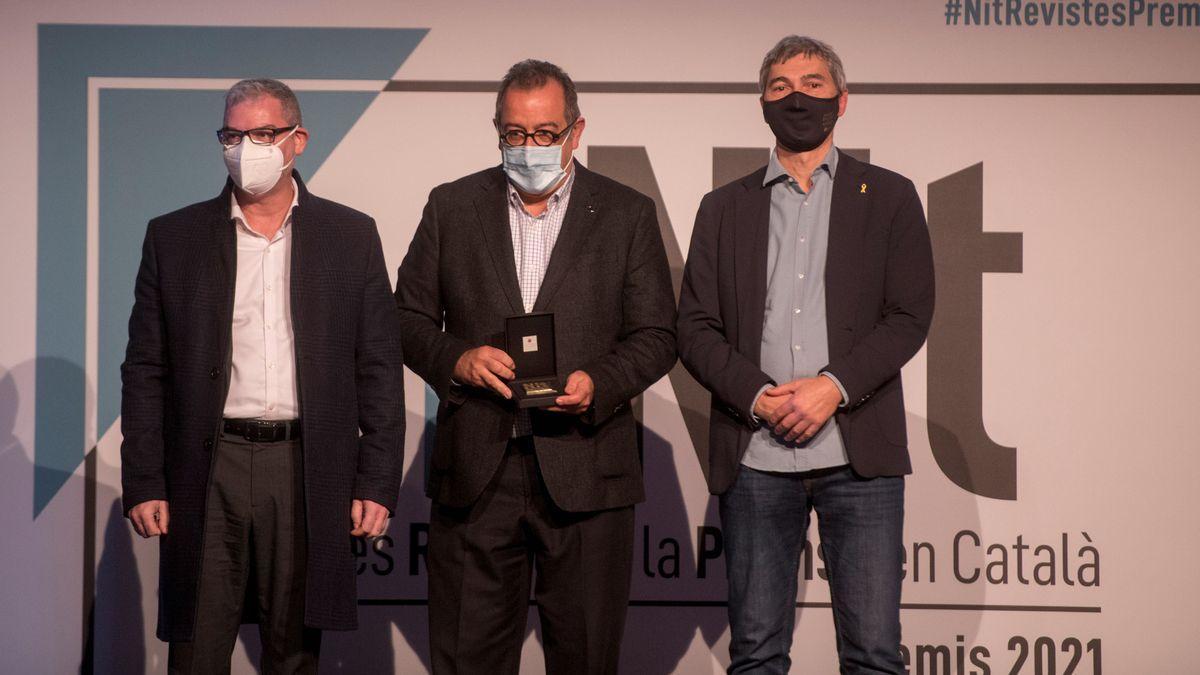 Albert Sáez, director de El Periódico, junto a Jorge Martínez, jefe de diseño de Prensa Ibérica, recogen el premio al mejor diseño.