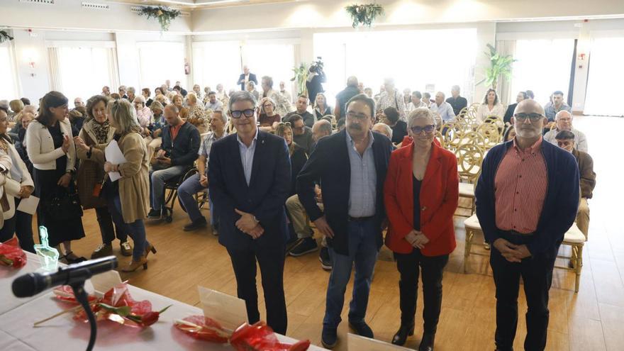 Pela izquierda, Enrique Rodríguez Nuño (direutor xeneral de Promoción de l'Autonomía Personal), José María Ordóñez, Conchita Saavedra y Miguel Rodríguez (xerente del área sanitaria d'Avilés). | MIKI LÓPEZ