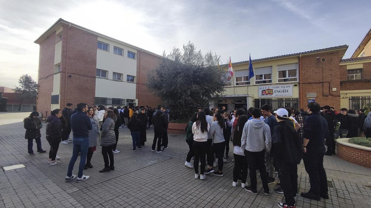 Alumnos del IES León Felipe en el patio del centro antes de las pasadas navidades.