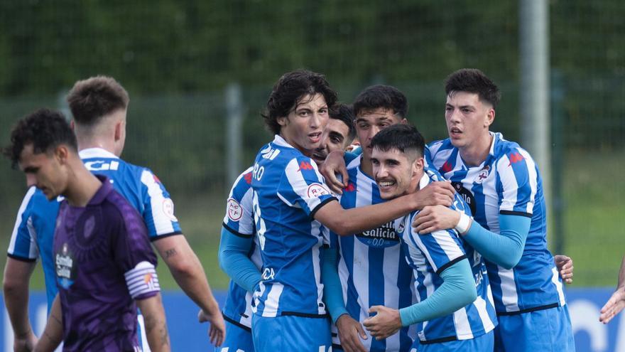Los jugadores del Fabril celebran un gol ante el Valladolid Promesas. | // CASTELEIRO / ROLLER AGENCIA