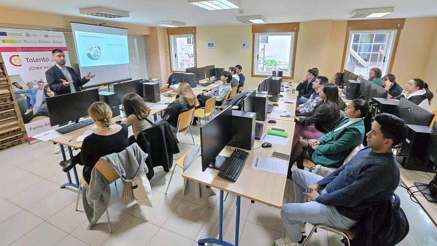 Más de 100 personas asisten a la Feria de Talento Joven en Vigo para conocer el empleo del futuro