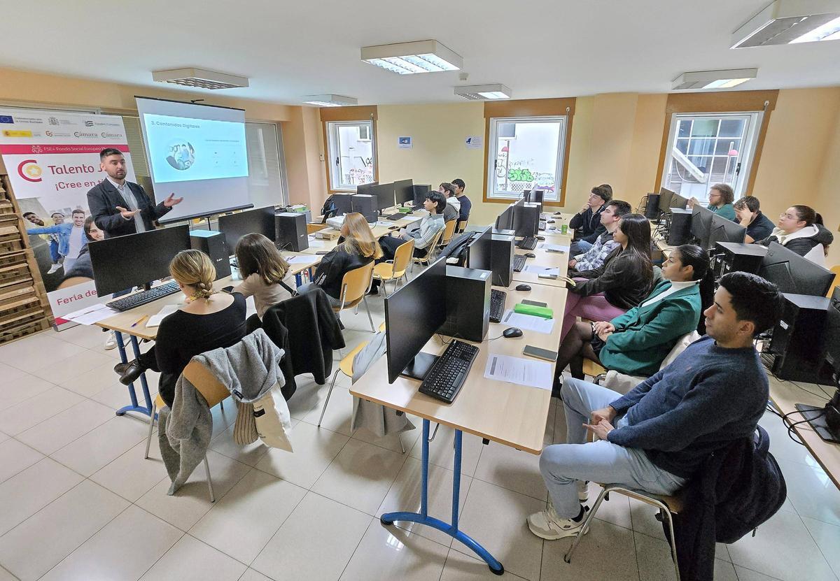 Alumnos en la conferencia de IA aplicada a la búsqueda de empleo en la Feria de Talento Joven