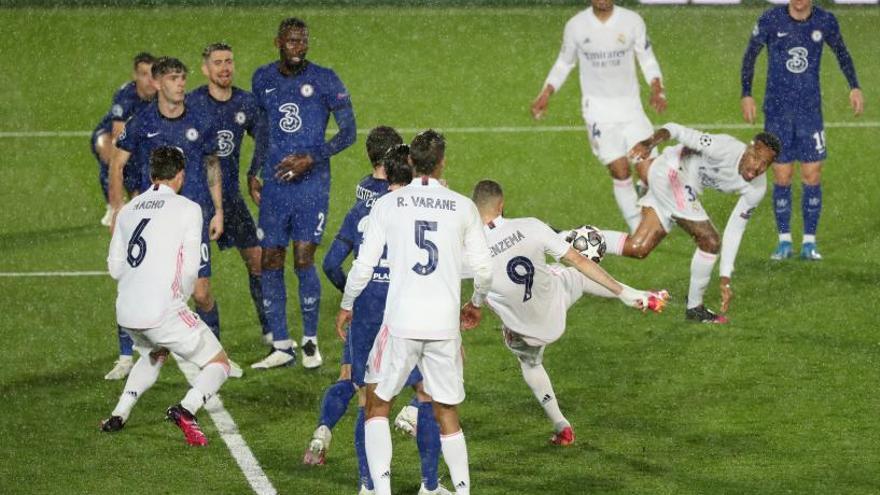 Karim Benzema engancha, bajo el diluvio, el remate que significó el gol del empate en el partido disputado en Valdebebas. | REUTERS/SUSANA VERA