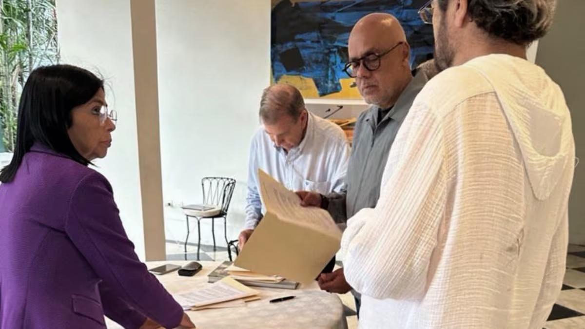 Edmundo González firmando el documento en la Embajada de España en Caracas.