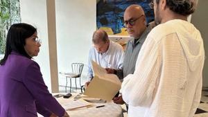 Edmundo González firmando el documento en la Embajada de España en Caracas.