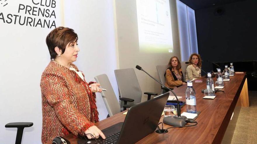 Pilar Niño, en primer término, durante la conferencia de ayer.