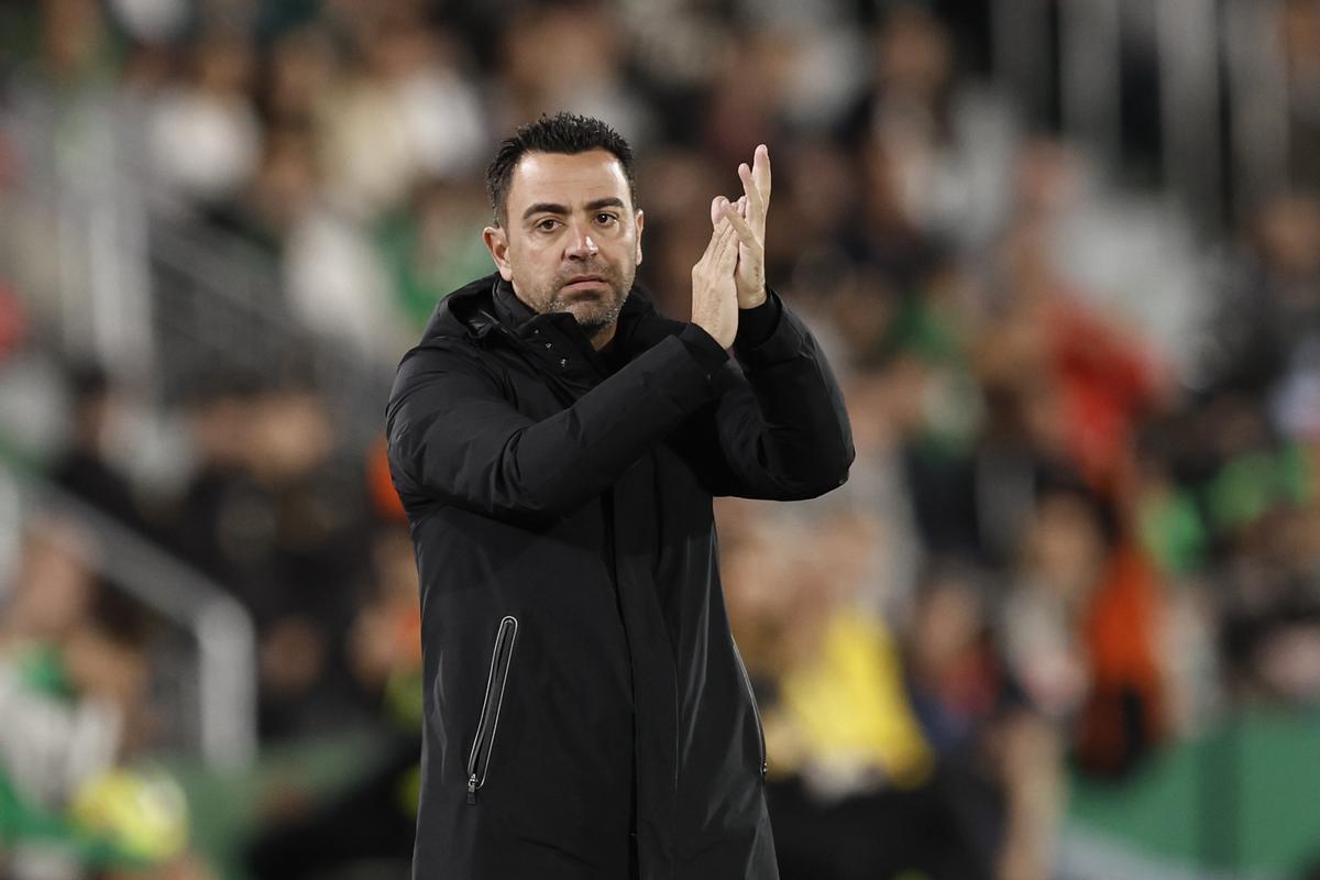 Elche (Alicante), 01/04/2023.- El entrenador del FC Barcelona, Xavi Hernández, durante el encuentro correspondiente a la jornada 27 de primera división que disputan hoy sábado frente al Elche en el estadio Martinez Valero, en la localidad alicantina. EFE/Biel Aliño.