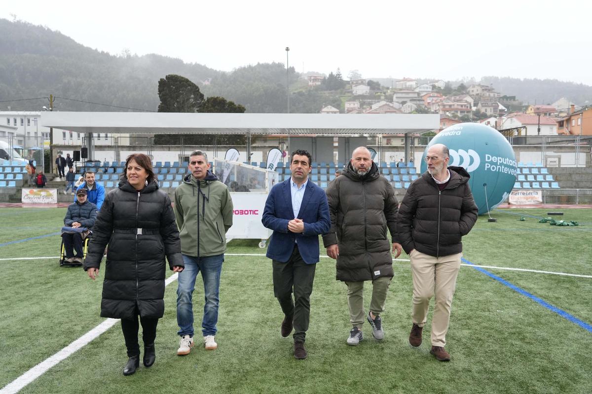López con Almuiña, concejales y jugadores del Erizana.