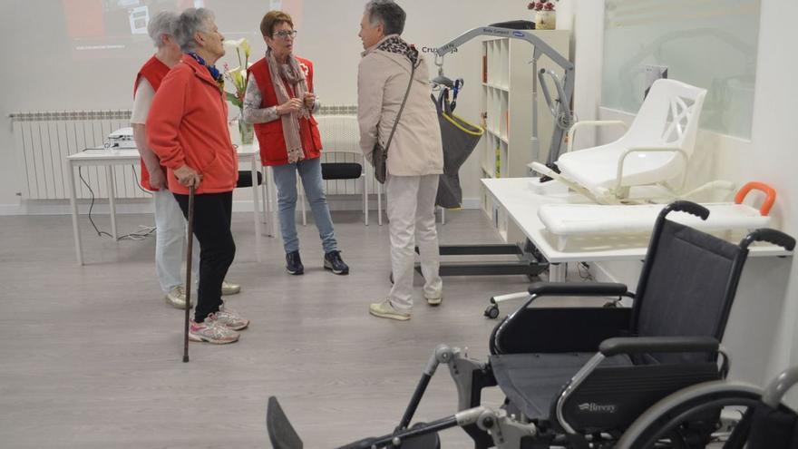 Voluntarias y socias de Cruz Roja conversan en la sala donde Cruz Roja muestra las ayudas técnicas que ofrece a la ciudadanía. | E. P.