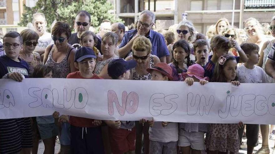 Niños de Fuentes de Ropel en un acto reivindicativo en el Hospital de Benavente el mes de julio.