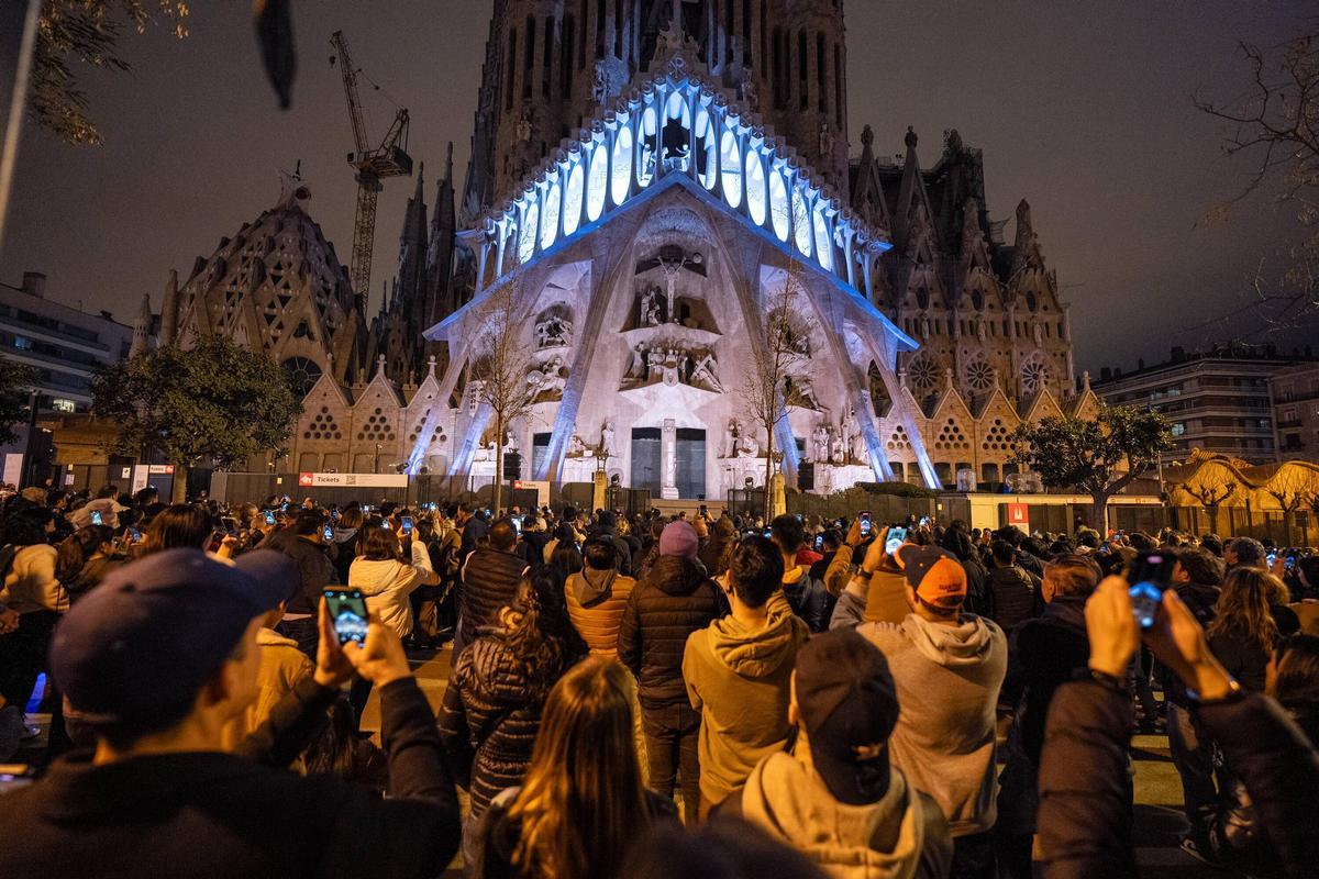 Iluminación de la Fachada de la Pasión de la Sagrada Familia con motivo de la Semana Santa
